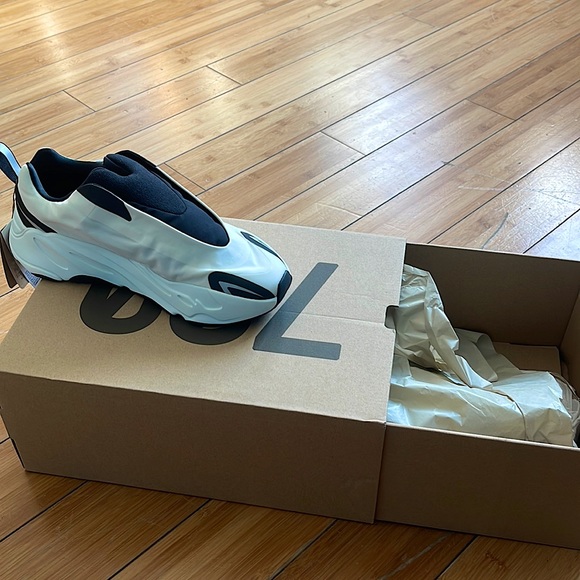 AUTHENTIC YEEZY MNVN 700, MENS 7.5. WMNS 8/8.5 NWT - Picture 5 of 15